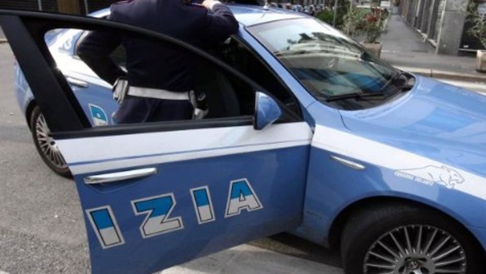 Ruba scarpe e vestiti per duemila euro Rumeno 24enne arrestato alle Due Torri